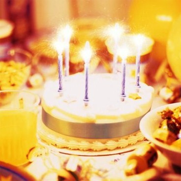 Торт зі свічками до дня народження