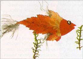 Золота рибка з осіннього листя