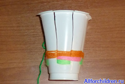 Плетена корзинка з пластикового стакана