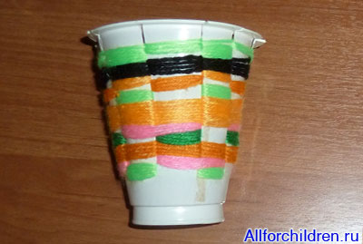 Плетена корзинка з пластикового стакана