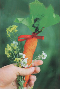 Морквина з гофрованого паперу з сюрпризом