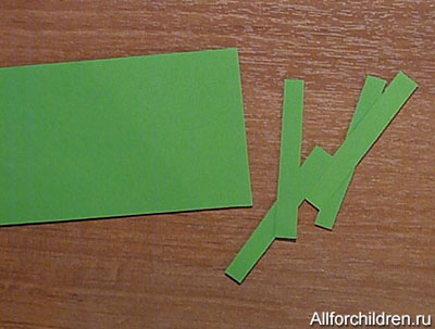 Нарізаємо смужки з зеленого паперу