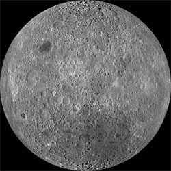 Це зображення зібрано з 15000 знімків, зроблених місячним орбітальним зондом з листопада 2009 по лютий 2011.