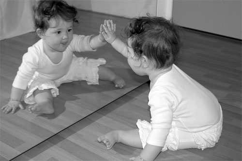 Дитина начниает впізнавати себе в дзеркалі в 1,5-2 роки